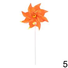 Farebná vrtuľka do záhrady s rôznymi vzormi.