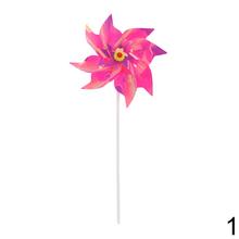 Farebná vrtuľka do záhrady s rôznymi vzormi.