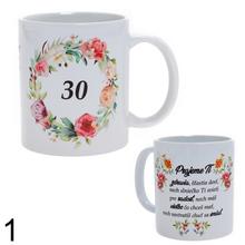 Rôzne keramické hrnčeky s vianočnými motívmi.