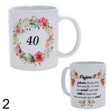 Rôzne keramické hrnčeky s vianočnými motívmi.