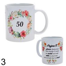 Rôzne keramické hrnčeky s vianočnými motívmi.