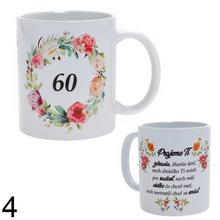 Rôzne keramické hrnčeky s vianočnými motívmi.