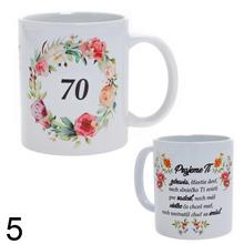 Rôzne keramické hrnčeky s vianočnými motívmi.