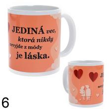 Rôzne keramické hrnčeky s vianočnými motívmi.