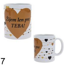 Rôzne keramické hrnčeky s vianočnými motívmi.