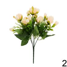 Kytica umelých ruží a drobných kvetov v mixe farieb.