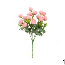 Kytica umelých kvetov ranunculus mix v rôznych farbách.