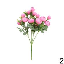 Kytica umelých kvetov ranunculus mix v rôznych farbách.