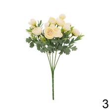 Kytica umelých kvetov ranunculus mix v rôznych farbách.