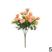 Kytica umelých kvetov ranunculus mix v rôznych farbách.