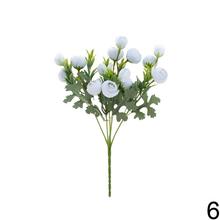 Kytica umelých kvetov ranunculus mix v rôznych farbách.