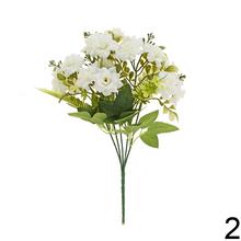 Kytica umelých ruží s rôznymi farbami a zeleňou.