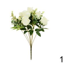 Kytica umelých ruží a eukalyptu s mixom zelene.