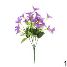 Kytica umelých kvetov v mixe žltých, bielych a fialových zvončekov.