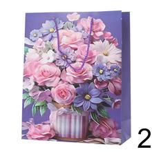 Darčeková taška s kyticou ružových kvetov.