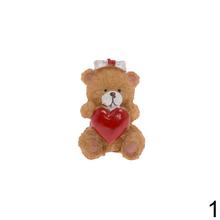 Keramický medvedík s červeným srdcom a mašľou.