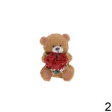 Keramický medvedík s červeným srdcom a mašľou.