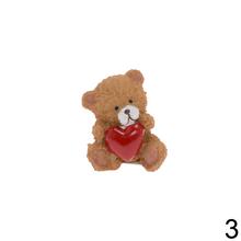 Keramický medvedík s červeným srdcom a mašľou.