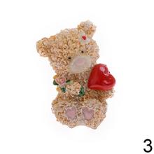 Keramický medvedík so srdiečkom a kvetinou.