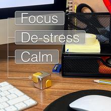 Kocka Spinner Cube v striebornom a zlatom prevedení.