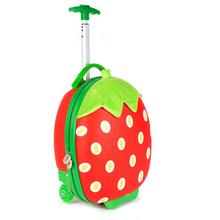 Kufor Boppi Tiny Trekker v tvare jahody.