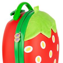 Kufor Boppi Tiny Trekker v tvare jahody.