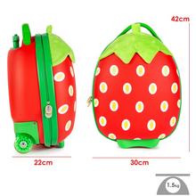 Kufor Boppi Tiny Trekker v tvare jahody.