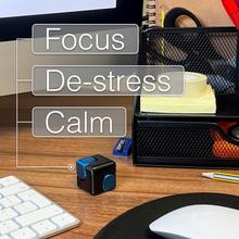 Kocka Spinner Cube v čiernej a modrej farbe.