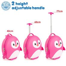 Ružový kufor Boppi Tiny Trekker s motívom tučniaka.