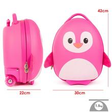 Ružový kufor Boppi Tiny Trekker s motívom tučniaka.