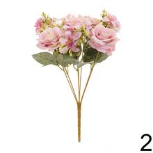 Kytica umelých ruží a drobných kvetov v mixe.