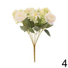 Kytica umelých ruží a drobných kvetov v mixe.