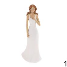 Figúrky žien v bielych šatách.