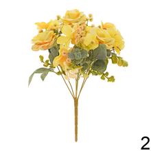 Kytica umelých ruží v svetlom mixe s tromi farbami.