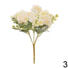 Kytica umelých ruží v svetlom mixe s tromi farbami.