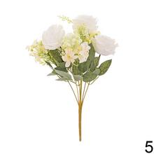 Kytica umelých ruží a drobných kvetov v mixe.