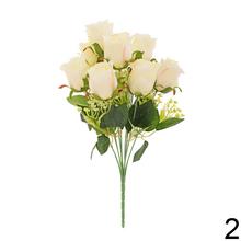 Kytica umelých ruží s drobnými kvetmi a zeleňou, mix farieb.