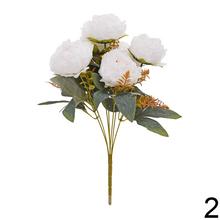 Kytica pivónia s mixom farieb a kvetov.