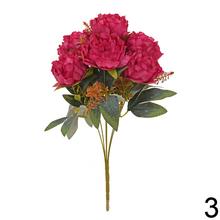 Kytica pivónia s mixom farieb a kvetov.