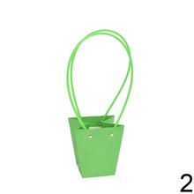 Taška na kvety v rôznych farbách s dlhými rúčkami.