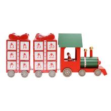 Adventný kalendár v tvare vláčika z dreva v červenej, bielej a zelenej farbe.