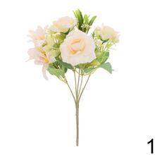 Kytica umelých ruží v bielej a ružovej farbe.