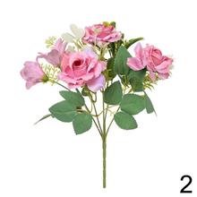 Kytica umelých ruží v bielej a ružovej farbe.