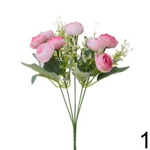 Kytica ranunculus so zelenými listami, mix farieb.