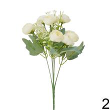 Kytica ranunculus so zelenými listami, mix farieb.