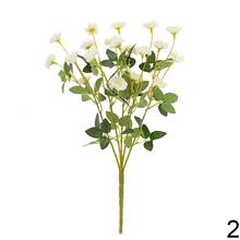 Kytica drobných kvetov v mixe farieb a zelene.