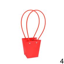 Taška na kvety v rôznych farbách s dlhými rúčkami.