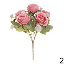 Kytica umelých ruží a eukalyptu v červenej a ružovej farbe.