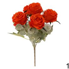 Kytica umelých ruží a eukalyptu.