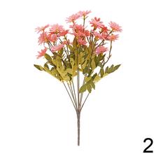 Umelá kytica margarétok v mixe farieb.